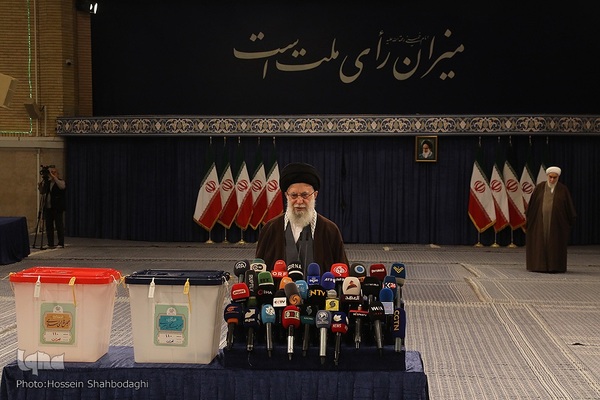 حضور مقام معظم رهبری در پای صندوق رای