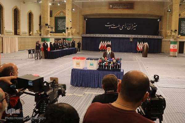 حضور مقام معظم رهبری در پای صندوق رای