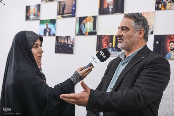 احمد ابوالقاسمی، از میزبانان برنامه محفل