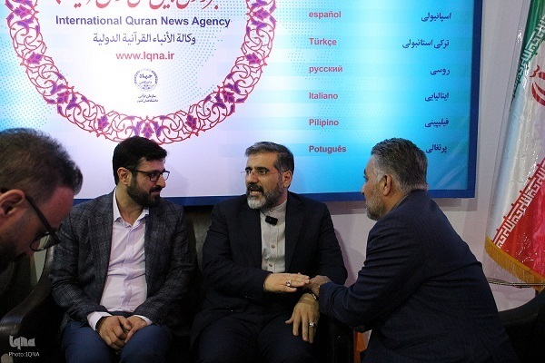 وزیر ارشاد در غرفه ایکنا