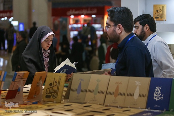 حال و هوای نمایشگاه کتاب در روز انتخابات