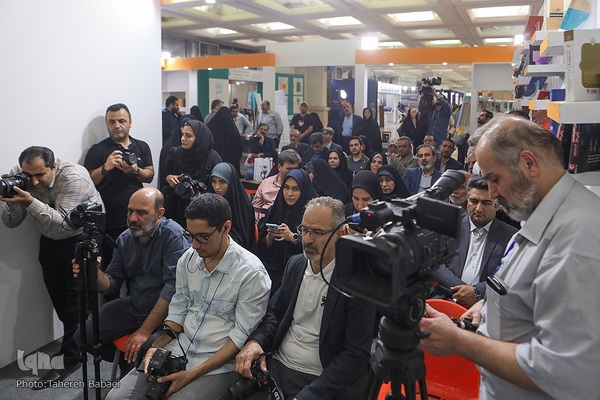 آیین رونمایی از کتاب «دختر قالیباف»