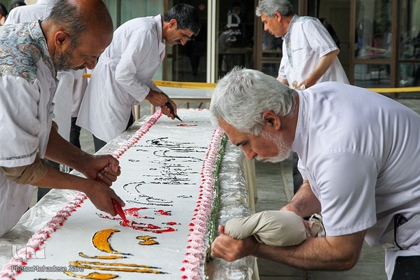 توزیع کیک ویژه دهه کرامت در دانشگاه فردوسی