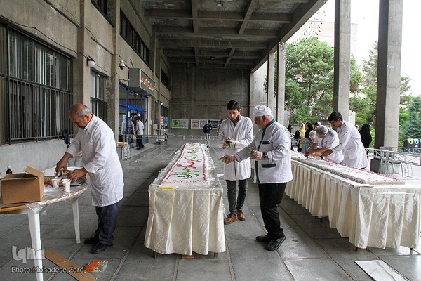 توزیع کیک ویژه دهه کرامت در دانشگاه فردوسی