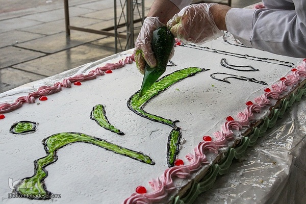 توزیع کیک ویژه دهه کرامت در دانشگاه فردوسی