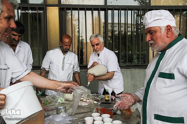 توزیع کیک ویژه دهه کرامت در دانشگاه فردوسی