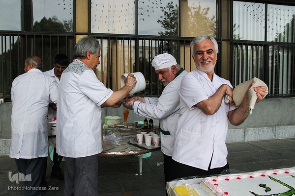 توزیع کیک ویژه دهه کرامت در دانشگاه فردوسی