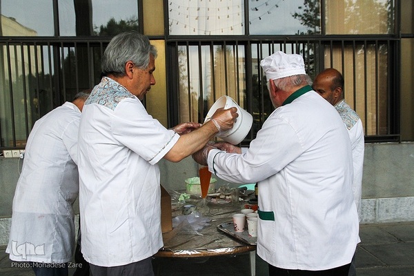 توزیع کیک ویژه دهه کرامت در دانشگاه فردوسی