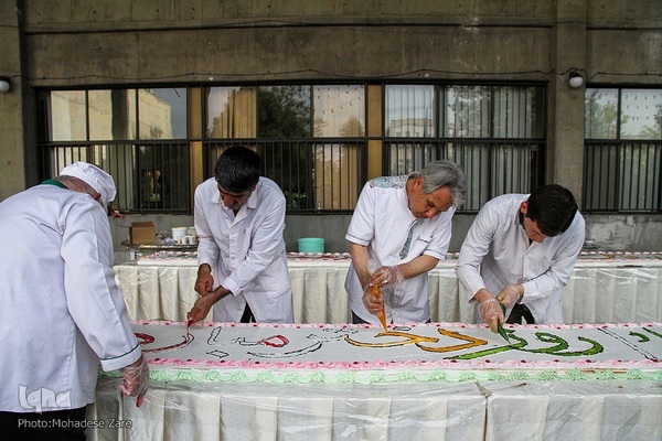 توزیع کیک ویژه دهه کرامت در دانشگاه فردوسی