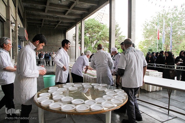 توزیع کیک ویژه دهه کرامت در دانشگاه فردوسی
