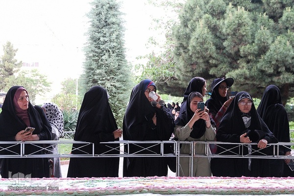 توزیع کیک ویژه دهه کرامت در دانشگاه فردوسی