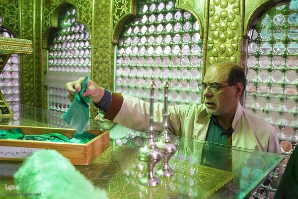 آیین غبارروبی حرم مطهر حضرت احمدبن موسی الکاظم علیهماالسلام، با حضور خانواده‌های مکرم شهدا