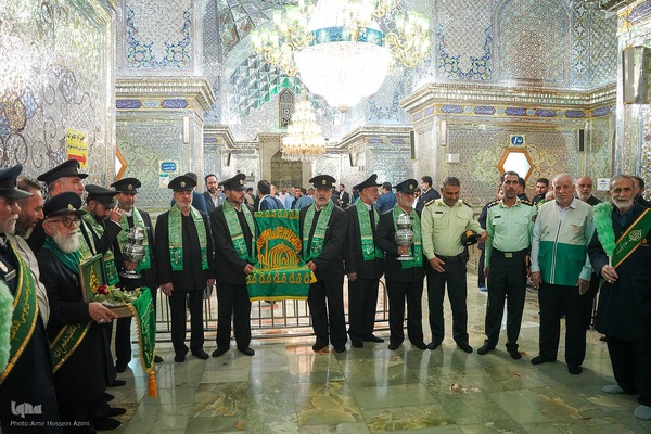آیین غبارروبی حرم مطهر حضرت احمدبن موسی الکاظم علیهماالسلام، با حضور خانواده‌های مکرم شهدا