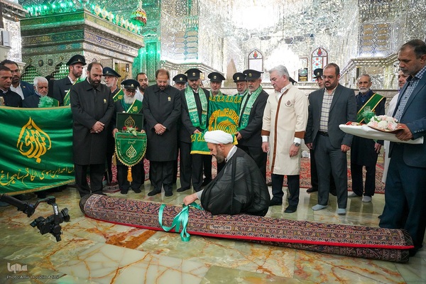 آیین غبارروبی حرم مطهر حضرت احمدبن موسی الکاظم علیهماالسلام، با حضور خانواده‌های مکرم شهدا