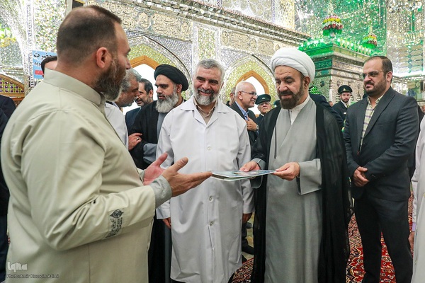 آیین غبارروبی حرم مطهر حضرت احمدبن موسی الکاظم علیهماالسلام، با حضور خانواده‌های مکرم شهدا