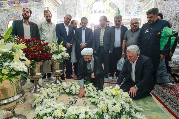 آیین غبارروبی حرم مطهر حضرت احمدبن موسی الکاظم علیهماالسلام، با حضور خانواده‌های مکرم شهدا