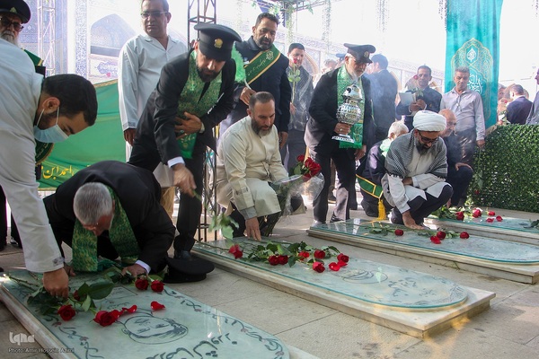 آیین غبارروبی حرم مطهر حضرت احمدبن موسی الکاظم علیهماالسلام، با حضور خانواده‌های مکرم شهدا