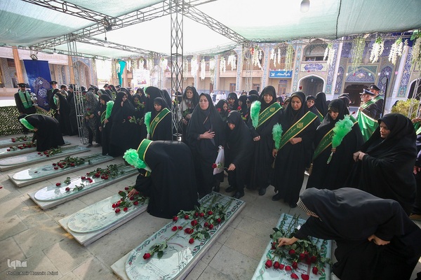 آیین غبارروبی حرم مطهر حضرت احمدبن موسی الکاظم علیهماالسلام، با حضور خانواده‌های مکرم شهدا