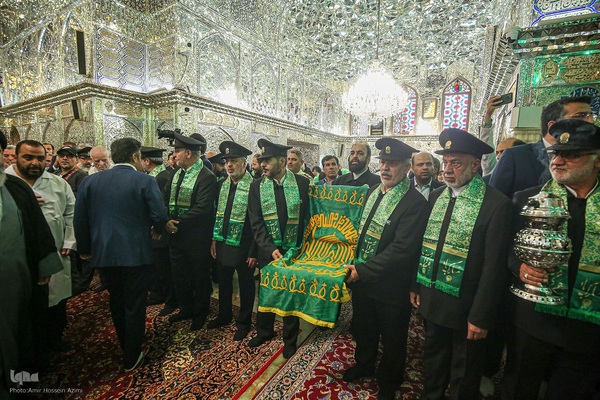 آیین غبارروبی حرم مطهر حضرت احمدبن موسی الکاظم علیهماالسلام، با حضور خانواده‌های مکرم شهدا