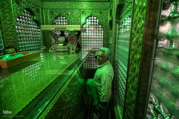 آیین غبارروبی حرم مطهر حضرت احمدبن موسی الکاظم علیهماالسلام، با حضور خانواده‌های مکرم شهدا