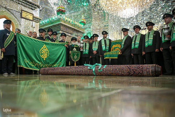 آیین غبارروبی حرم مطهر حضرت احمدبن موسی الکاظم علیهماالسلام، با حضور خانواده‌های مکرم شهدا