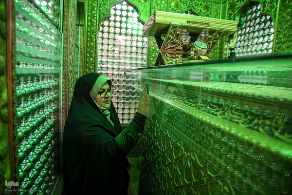 آیین غبارروبی حرم مطهر حضرت احمدبن موسی الکاظم علیهماالسلام، با حضور خانواده‌های مکرم شهدا