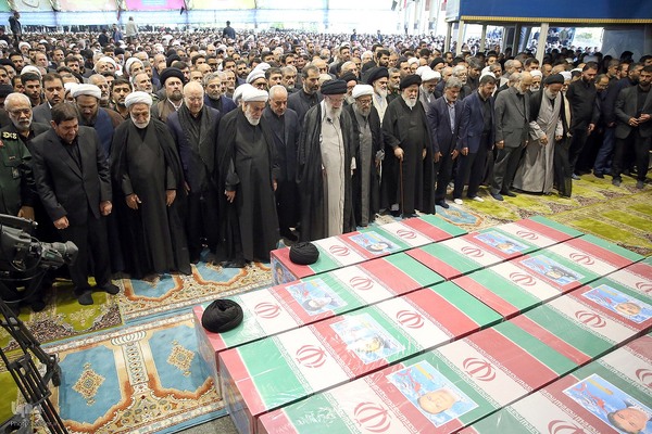 اقامه نماز بر پیکر رئیس جمهور شهید و همراهان ایشان