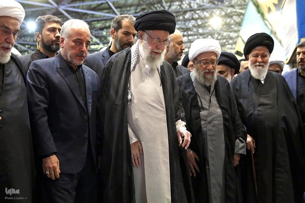 اقامه نماز بر پیکر رئیس جمهور شهید و همراهان ایشان