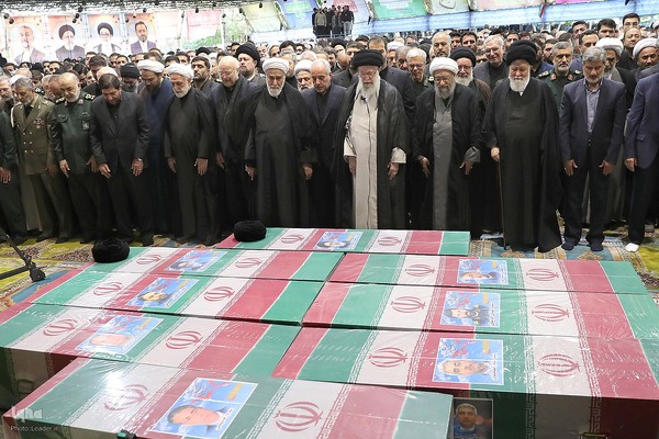 اقامه نماز بر پیکر رئیس جمهور شهید و همراهان ایشان