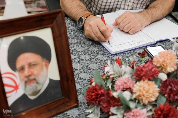 ادای احترام رؤسای بعثه سایر کشور‌های اسلامی و هیئت‌های همراهشان به مقام رئیس جمهور شهید