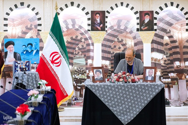 ادای احترام رؤسای بعثه سایر کشور‌های اسلامی و هیئت‌های همراهشان به مقام رئیس جمهور شهید