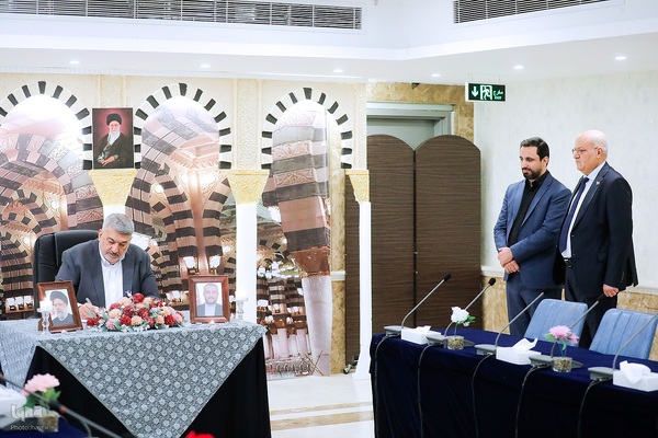 ادای احترام رؤسای بعثه سایر کشور‌های اسلامی و هیئت‌های همراهشان به مقام رئیس جمهور شهید