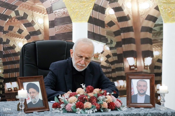 ادای احترام رؤسای بعثه سایر کشور‌های اسلامی و هیئت‌های همراهشان به مقام رئیس جمهور شهید