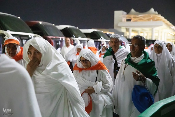 بدرقه زایران کشورمان از مدینه به مکه با قطار سریع السیر