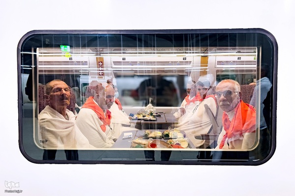 بدرقه زایران کشورمان از مدینه به مکه با قطار سریع السیر