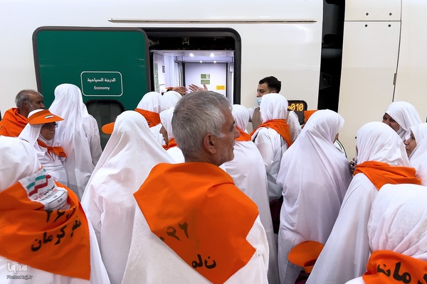 بدرقه زایران کشورمان از مدینه به مکه با قطار سریع السیر