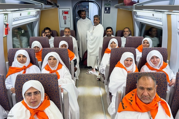 بدرقه زایران کشورمان از مدینه به مکه با قطار سریع السیر