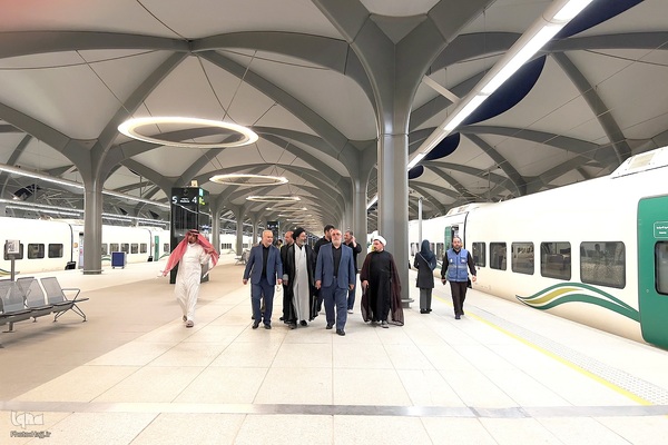 بدرقه زایران کشورمان از مدینه به مکه با قطار سریع السیر