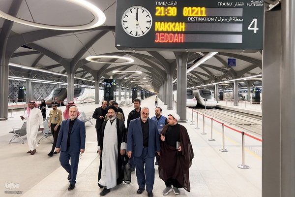 بدرقه زایران کشورمان از مدینه به مکه با قطار سریع السیر