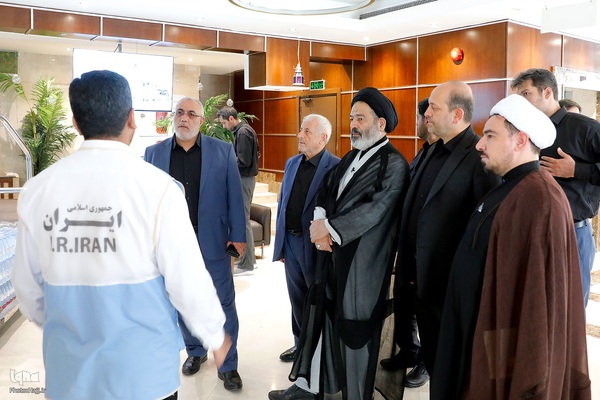 نماینده ولی فقیه در امور حج و زیارت با حضور در جمع زائران حرم نبوی ، از هتل محل اسکان زائران ایرانی بازدید کرد و از مشکلات و مسائل آنها مطلع شد.