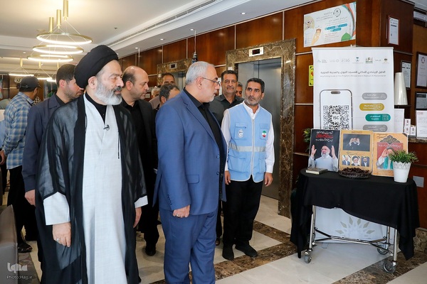 نماینده ولی فقیه در امور حج و زیارت با حضور در جمع زائران حرم نبوی ، از هتل محل اسکان زائران ایرانی بازدید کرد و از مشکلات و مسائل آنها مطلع شد.