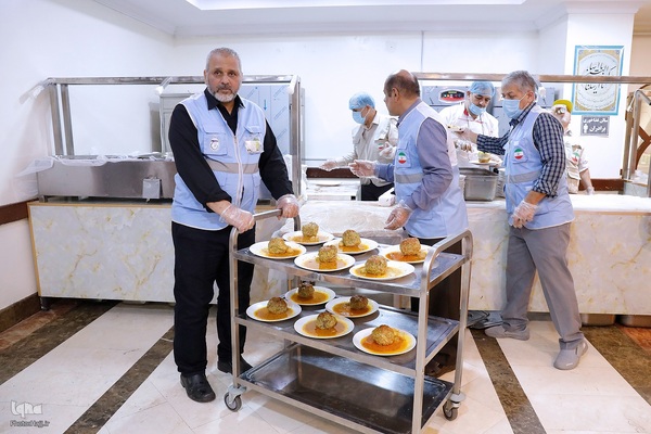 نماینده ولی فقیه در امور حج و زیارت با حضور در جمع زائران حرم نبوی ، از هتل محل اسکان زائران ایرانی بازدید کرد و از مشکلات و مسائل آنها مطلع شد.