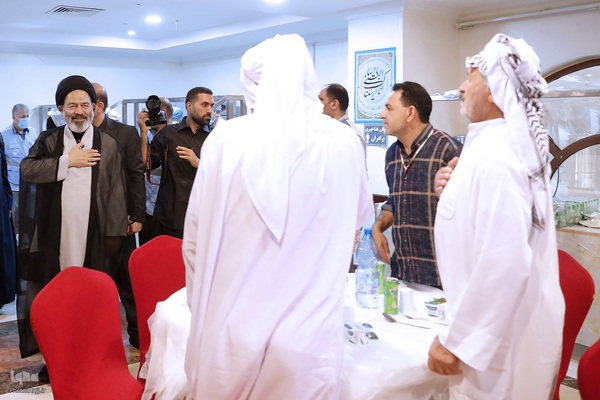 نماینده ولی فقیه در امور حج و زیارت با حضور در جمع زائران حرم نبوی ، از هتل محل اسکان زائران ایرانی بازدید کرد و از مشکلات و مسائل آنها مطلع شد.