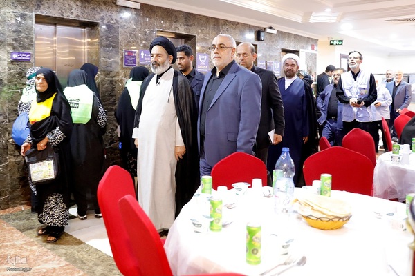 نماینده ولی فقیه در امور حج و زیارت با حضور در جمع زائران حرم نبوی ، از هتل محل اسکان زائران ایرانی بازدید کرد و از مشکلات و مسائل آنها مطلع شد.