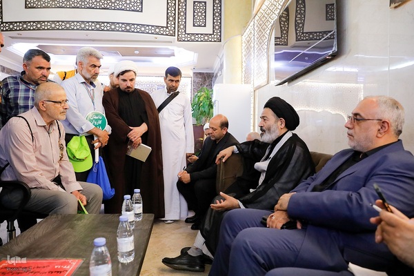 نماینده ولی فقیه در امور حج و زیارت با حضور در جمع زائران حرم نبوی ، از هتل محل اسکان زائران ایرانی بازدید کرد و از مشکلات و مسائل آنها مطلع شد.