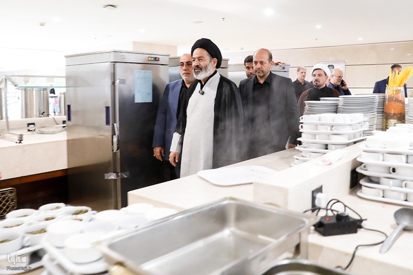 نماینده ولی فقیه در امور حج و زیارت با حضور در جمع زائران حرم نبوی ، از هتل محل اسکان زائران ایرانی بازدید کرد و از مشکلات و مسائل آنها مطلع شد.