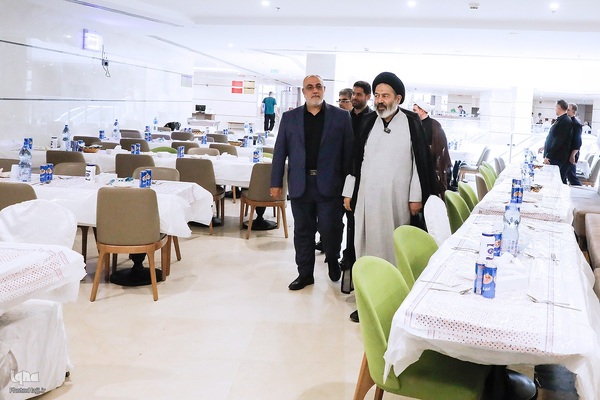 نماینده ولی فقیه در امور حج و زیارت با حضور در جمع زائران حرم نبوی ، از هتل محل اسکان زائران ایرانی بازدید کرد و از مشکلات و مسائل آنها مطلع شد.