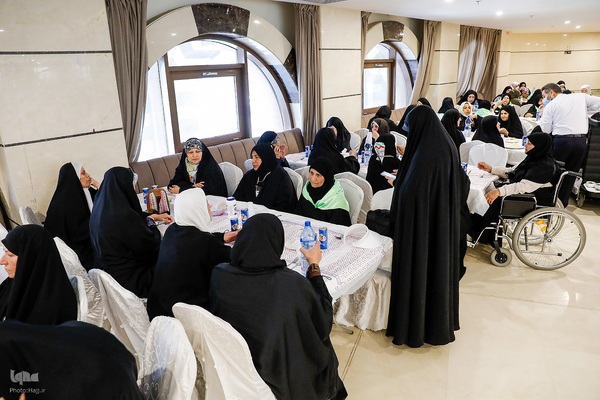 نماینده ولی فقیه در امور حج و زیارت با حضور در جمع زائران حرم نبوی ، از هتل محل اسکان زائران ایرانی بازدید کرد و از مشکلات و مسائل آنها مطلع شد.