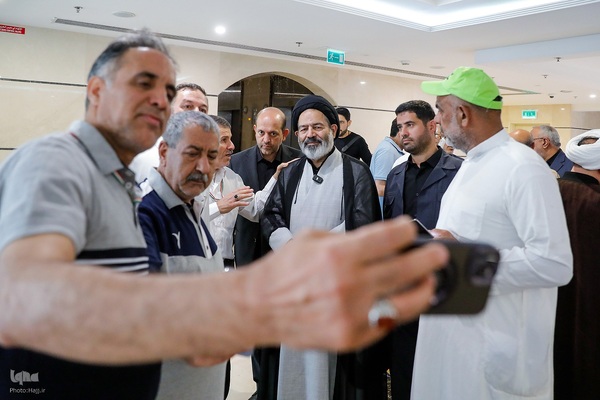 نماینده ولی فقیه در امور حج و زیارت با حضور در جمع زائران حرم نبوی ، از هتل محل اسکان زائران ایرانی بازدید کرد و از مشکلات و مسائل آنها مطلع شد.