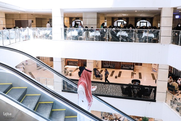 نماینده ولی فقیه در امور حج و زیارت با حضور در جمع زائران حرم نبوی ، از هتل محل اسکان زائران ایرانی بازدید کرد و از مشکلات و مسائل آنها مطلع شد.